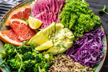 Kinoalı sağlıklı salata, mikro yeşiller, avokado, greyfurt, brokoli, karpuz turpu, kırmızı lahana. Yemek tarifi arkaplanı kapat.