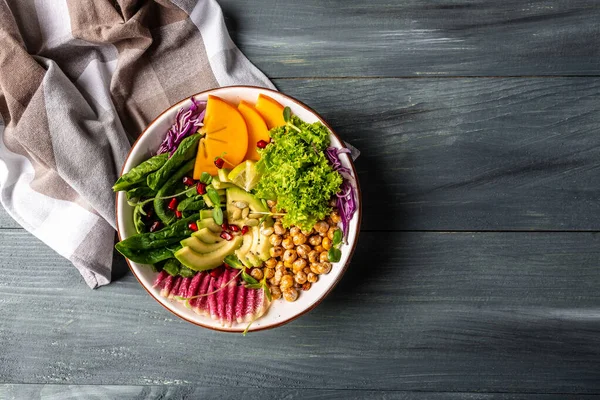 Vegansk Avgiftande Buddha Skål Med Rostade Kikärter Avokado Persimon Spenat — Stockfoto