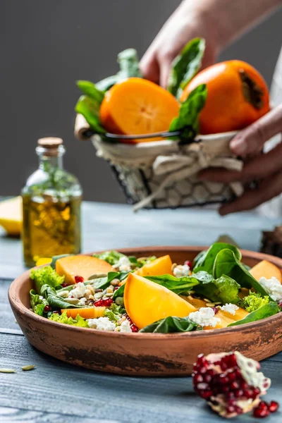 Persimmonsalat Mit Spinat Nüssen Ziegenkäse Granatapfel Kürbiskernen Die Zubereitung Von — Stockfoto