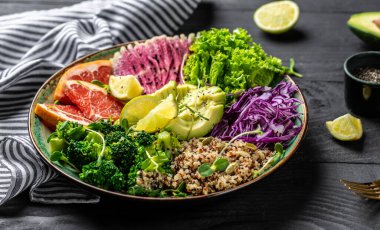 Buda kasesi, sağlıklı ve dengeli yiyecek kinoası, mikro yeşiller, avokado, greyfurt, brokoli, karpuz turpu, kırmızı lahana. Pankart, yemek servisi menü tarifi yeri, metin, üst görünüm.