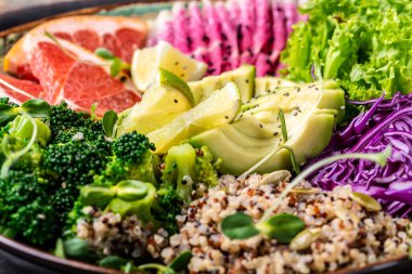 Kinoalı trend salatası, mikro yeşiller, avokado, greyfurt, brokoli, karpuz turpu, kırmızı lahana. Yemek tarifi arkaplanı kapat.