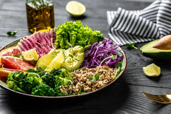 Trendiger Salat Mit Quinoa Mikrogemüse Avocado Grapefruit Brokkoli Wassermelonen Rettich — Stockfoto