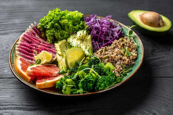 Trendig Sallad Med Quinoa Mikrogrönt Avokado Grapefrukt Broccoli Vattenmelonrädisa Rödkål — Stockfoto