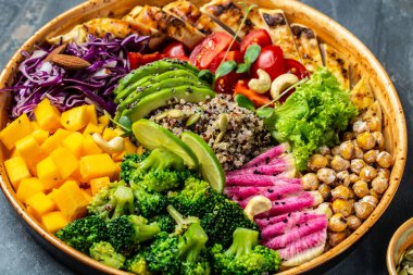 Taze salata. Taze çiğ sebze, tavuk filetosu, kinoa, avokado, nohut, karpuz turpu ve fındıklı kase. Sağlıklı yiyecekler. Buda kasesi..
