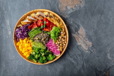 Ketogenik diyet. Izgara tavuk fileto, kinoa, avokado, balkabağı, domates, brokoli, kırmızı lahana, nohut, karpuz turpu taze salata fındığı..