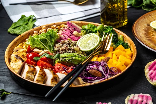 Buddha Schüssel Mit Grünkohlsalat Hühnerfilet Quinoa Avocado Kürbis Tomate Brokkoli — Stockfoto