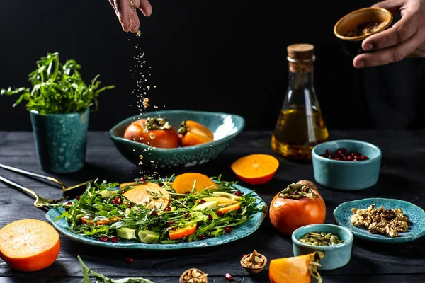 Uomo Seguendo Ricetta Tavoletta Digitale Cottura Fresco Gustosa Insalata Cachi — Foto Stock