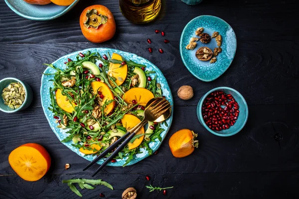 Vegan Persimon Sallad Med Ruccola Avokado Pumpafrön Valnötter Granatäpple Hälsosam — Stockfoto