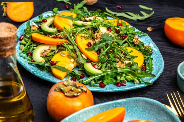 Ensalada Gourmet Con Caqui Aguacate Semillas Calabaza Nueces Granada Rúcula —  Fotos de Stock