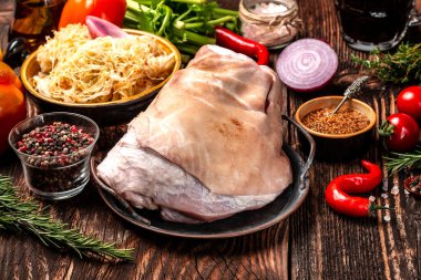 Tahtadan kesilmiş çiğ domuz jambonu. Bacak eti. Domuz budu çorbası. Alman mutfağı, afişi, menüsü, tarifi, metin yeri.