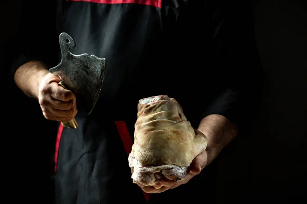 Butcher Cutting Raw Meat Cleaver Chef Hands Preparing Bavarian Pork — Stock Photo, Image