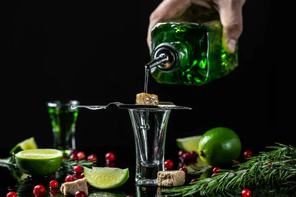 Absinth Shots Mit Zuckerwürfeln Absinth Ein Glas Gegossen Flasche Absinth — Stockfoto
