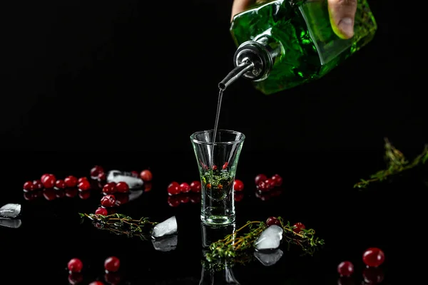 Alcohol Licores Lujo Licor Peligroso Absenta Verter Botella Verde Alcohol —  Fotos de Stock