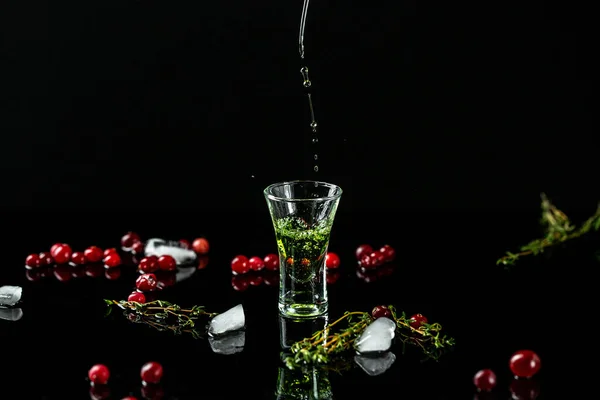 Freeze Motion Shot Absinth Ein Glas Gegossen Flasche Absinth Mit — Stockfoto