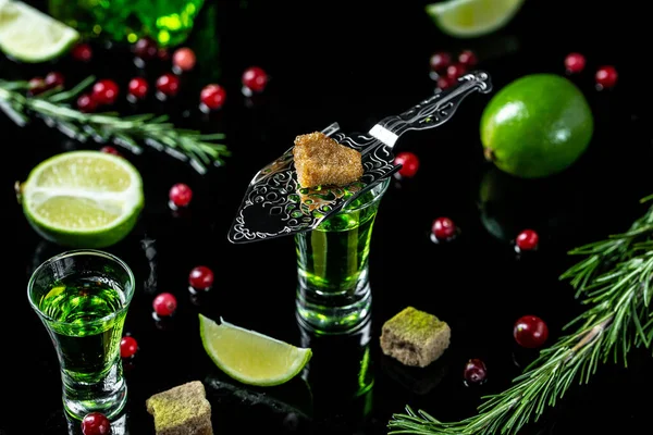 Alcool Liquori Lusso Assenzio Pericoloso Versando Cucchiaio Acciaio Inox Zucchero — Foto Stock