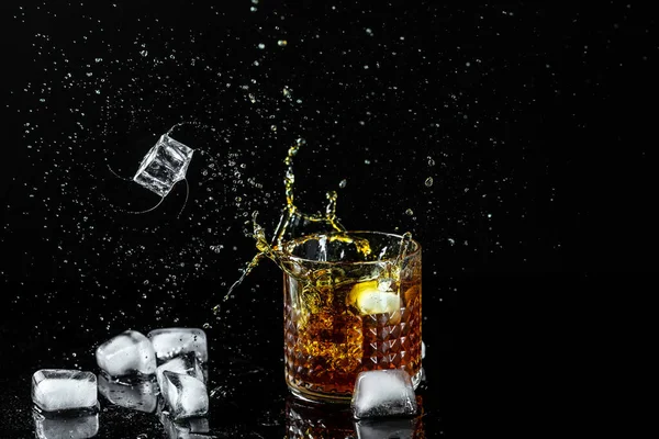 Buz Küpleri Viskiyle Bardağa Düşer Ayrı Bir Viski Kadehi Farklı — Stok fotoğraf