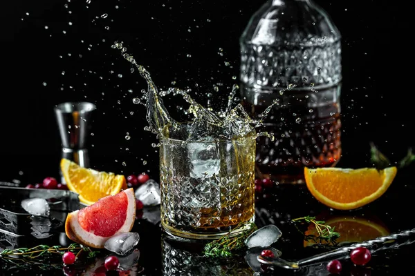 Fröcskölj Egy Pohár Whiskyt Jéggel Lezuhanó Jég Különböző Irányokba Fröccsen — Stock Fotó