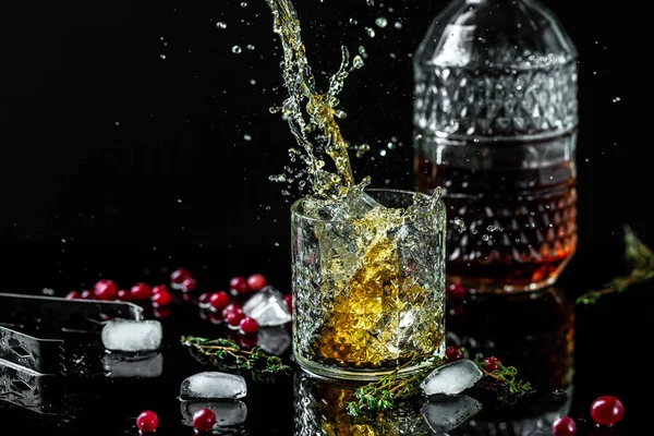 Glasse Whisky Con Spruzzi Fondo Nero Cocktail Alcolico Schizzi Dalla — Foto Stock