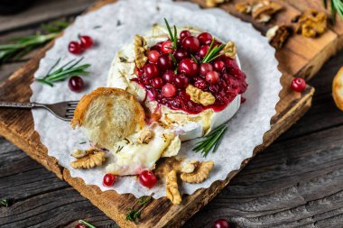 Taze biberiye ve kızılcık soslu kamembert peyniri. Gurme aperatifi. Kahvaltı, yemek tarifi geçmişi. Kapat.