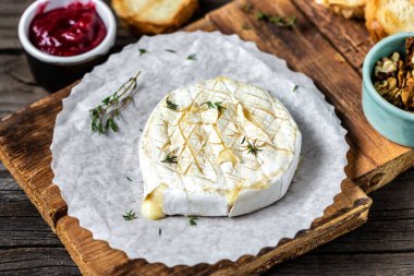 Kızarmış ekmek dilimleri, kekik, kızılcık ve fındıklı fırında peynir. Geleneksel Fransız peyniri.