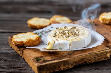 Sıcak pişmiş ya da kızarmış Camembert peyniri ya da çilek soslu ya da reçelli peynir. Geleneksel Gurme Kahvaltı. Avrupa mutfağı.