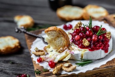 Taze biberiye ve kızılcık soslu kamembert peyniri. Gurme aperatifi. Kahvaltı, yemek tarifi geçmişi. Kapat.