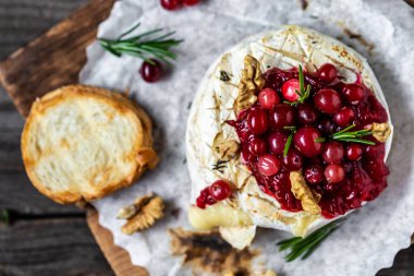 Kızılcık soslu taze camembert peyniri. Geleneksel Gurme Kahvaltı. Avrupa mutfağı.