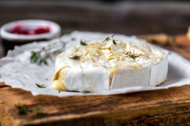 Kızarmış ekmek dilimleri, kekik, kızılcık ve fındıklı fırında peynir. Geleneksel Fransız peyniri.