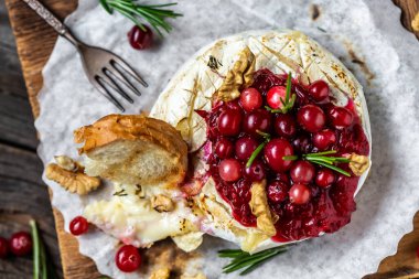 Kızarmış ekmek, biberiye, kızılcık ve fındıklı haşlanmış camembert peyniri. Geleneksel Gurme Kahvaltısı.