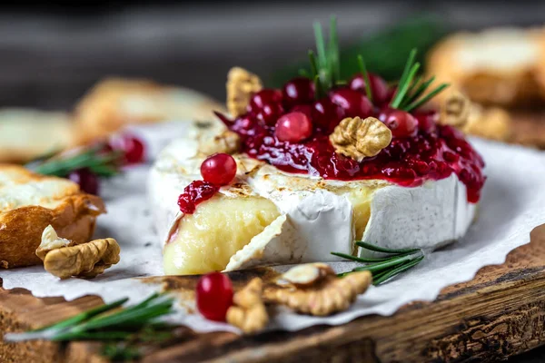Fırında ya da ızgara peynirli peynirli, çilek soslu ya da reçelli. Geleneksel Gurme Kahvaltısı.