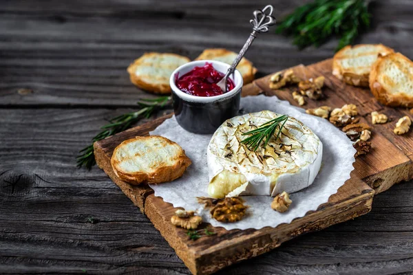 Kızarmış ekmek, biberiye, kızılcık ve fındıklı haşlanmış camembert peyniri. Geleneksel Gurme Kahvaltısı.