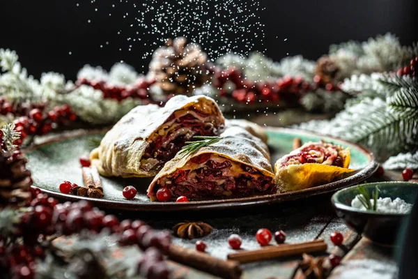 Strudel Maison Aux Cerises Canneberges Noix Noël Décoré Sucre Poudre — Photo