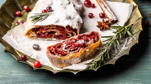 Оригінальна Домашня Вишня Strudel Австрії Зимовий Десерт Strudel Вишнею Журавлиною — стокове фото