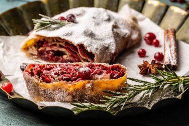 Taze biberiyeli vişneli turta, kızılcık ve ceviz, geleneksel Avusturya mutfağı..