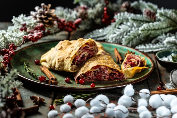 Χριστουγεννιάτικο Ψωμί Κεράσια Cranberries Και Καρυδιά Χριστουγεννιάτικα Στολισμένα Κεράσι Strudel — Φωτογραφία Αρχείου