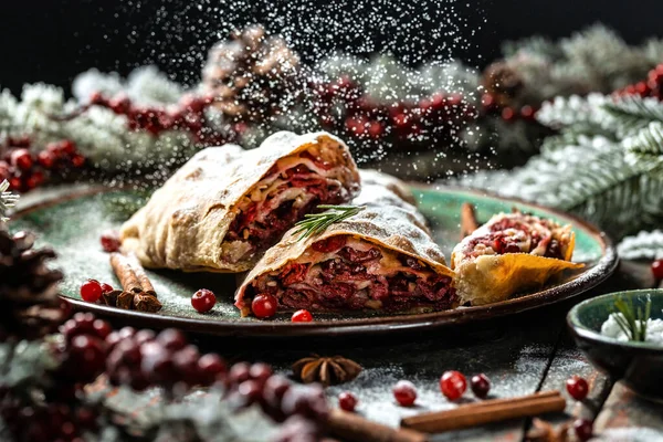 Hemlagad Och Välsmakande Tårta Till Jul Dekorerad Med Pulversocker Frysa — Stockfoto