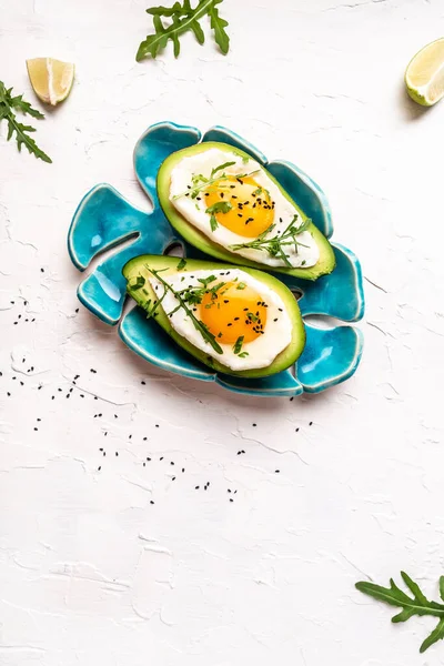 보카도는 것이고 배경에 후추를 갈아서 위에서 수있습니다 텍스트에 이미지 — 스톡 사진