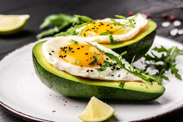 Huevos Fritos Aguacate Con Hierbas Frescas Especias Aguacate Relleno Huevos —  Fotos de Stock