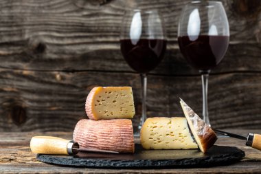 Şarap ve peynir hala hayatta. Kırmızı şaraplı taze peynir..