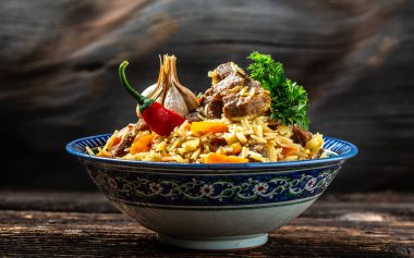 Pilav denilen geleneksel Özbek yemeği. Etli pilav, havuçlu ve soğanlı tabakta doğu süsü, Özbek doğu mutfağı. Uzun afiş biçimi. Metin için boşluk.