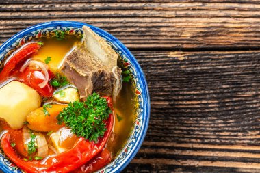 Sebzeli ve kuzulu shurpa oriental çorbası, Özbek restoran konsepti Özbek gıdası. Yemek tarifi geçmişi. metin için yer.