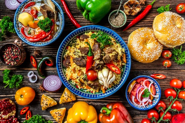 伝統的なウズベク料理はピラフと呼ばれる 東洋の装飾 ウズベキスタンの東洋料理とプレートの肉 ニンジン 玉ねぎとご飯 長いバナー形式 テキストの空間 — ストック写真