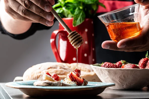 Chef Polvilhe Mel Sanduíches Doces Com Morangos Queijo Camembert Brie — Fotografia de Stock