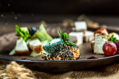 Naneli ve baharatlı peynir toplu peynir parçaları. Ekoloji ve eko-ürünler, lezzetli ve sağlıklı yiyecekler.