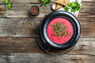 Geleneksel Rus, Ukrayna ve Polonya ulusal çorbası. Pancar çorbası. Bir tabak kırmızı pancar kökü çorbası. Pankart, yemek servisi menü tarifi yeri, metin, üst görünüm.