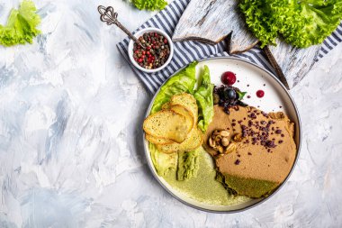 Ekmekli tavuk ciğeri ezmesi. Ev yapımı hindi ezmesi ve taze yeşillikler. Pankart, yemek servisi menü tarifi yeri, metin, üst görünüm.