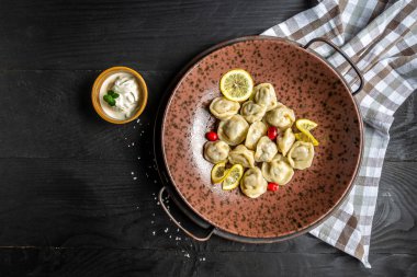 Ev yapımı börekler. Rus böreği. Etli börek, mantı. Tahta arka planda doldurulmuş hamur işleri. Restoran menüsü, diyet, yemek kitabı tarifi üst görünümü.
