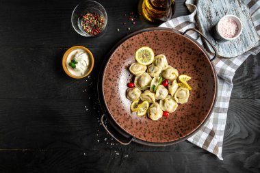 Biftek ve domuz etli börek. Rus ve Ukrayna pelmeni mantısı, etli börek. Pankart, yemek servisi menü tarifi yeri, metin, üst görünüm.