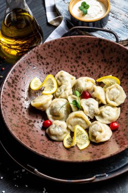 Biftek ve domuz etli börek. Rus ve Ukrayna pelmeni mantısı, etli börek. dikey resim.