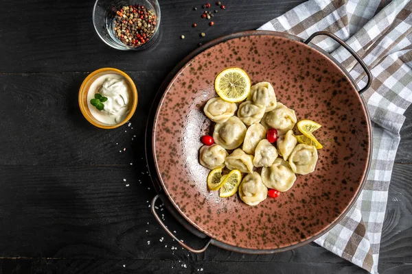 Traditionele Russische Pelmeni Ravioli Knoedels Met Vlees Zwarte Houten Achtergrond — Stockfoto